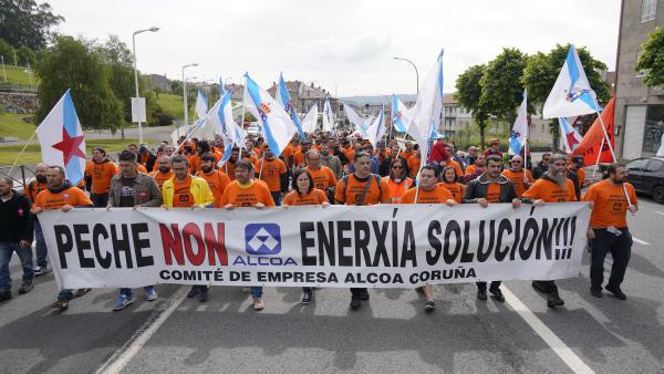 AMP.- Más de medio millar de personas marchan por Santiago para reclamar una 'solución' al sector electrointensivo AMP.- Más de medio millar de personas marchan por Santiago para reclamar una 'solución' al sector electrointensivo