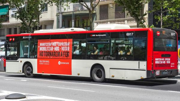 Un autobús de Transportes Metropolitanos de Barcelona (TMB) con el anuncio de Òmnium Cultural. Un autobús de Transportes Metropolitanos de Barcelona (TMB) con el anuncio de Òmnium Cultural.