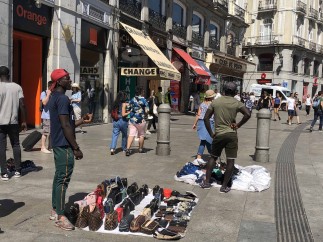 Manteros en la Puerta del Sol de Madrid