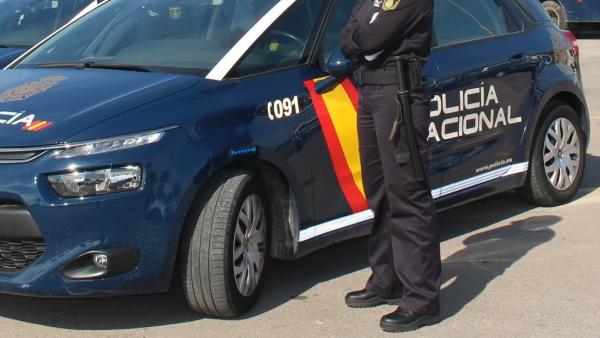 Despliegan un centenar de policías en la zona inglesa de Benidorm (Alicante) por la final de la UEFA y de la Champions Despliegan un centenar de policías en la zona inglesa de Benidorm (Alicante) por la final de la UEFA y de la Champions