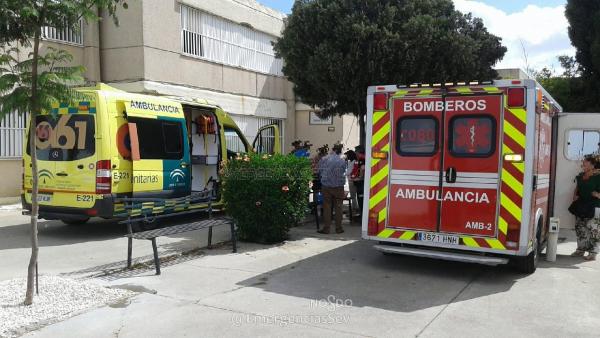Sevilla.-Sucesos.- Trasladan al hospital a tres heridos con quemaduras en una deflagración en un instituto de Bellavista Sevilla.-Sucesos.- Trasladan al hospital a tres heridos con quemaduras en una deflagración en un instituto de Bellavista