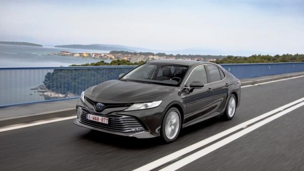 A la venta la nueva berlina híbrida de Toyota desde 32.300 euros A la venta la nueva berlina híbrida de Toyota desde 32.300 euros