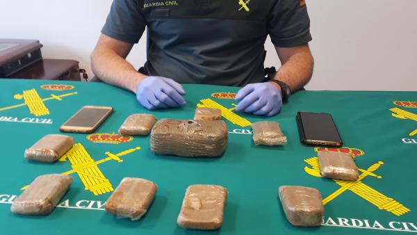 Detenidos dos vecinos de Bueu (Pontevedra) al recoger una bolsa con droga que ocultaron antes de un control de carretera Detenidos dos vecinos de Bueu (Pontevedra) al recoger una bolsa con droga que ocultaron antes de un control de carretera