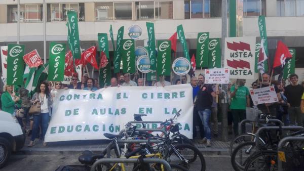 Córdoba.- Sindicatos, Ampas y estudiantes se concentran 'contra el cierre de aulas en la educación pública' Córdoba.- Sindicatos, Ampas y estudiantes se concentran 'contra el cierre de aulas en la educación pública'