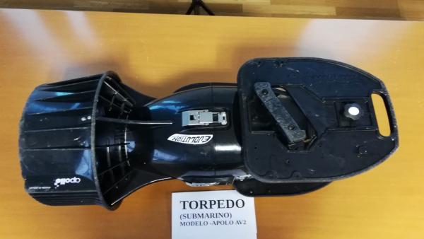 Detenido un furtivo que usaba un torpedo para desplazarse bajo el agua y extraer percebe de forma ilegal en A Coruña Detenido un furtivo que usaba un torpedo para desplazarse bajo el agua y extraer percebe de forma ilegal en A Coruña