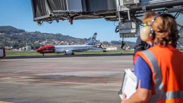 Avión de Norwegian en el Aeropuerto Tenerife Norte Avión de Norwegian en el Aeropuerto Tenerife Norte