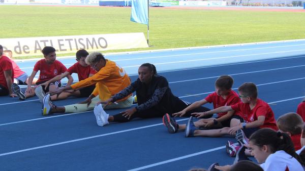 Huelva.- Numerosos jóvenes comparten entrenamiento con los atletas Yulimar Rojas, Ana Peleteiro y Álvaro de Arriba Huelva.- Numerosos jóvenes comparten entrenamiento con los atletas Yulimar Rojas, Ana Peleteiro y Álvaro de Arriba