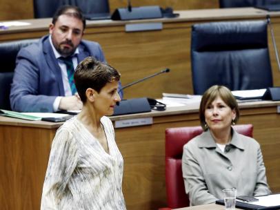 La líder del PSN, María Chivite, ante Uxúe Barkos y Unai Hualde, de Geroa Bai.