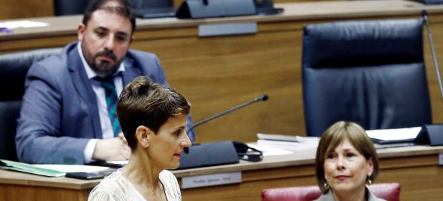 La líder del PSN, María Chivite, ante Uxúe Barkos y Unai Hualde, de Geroa Bai.