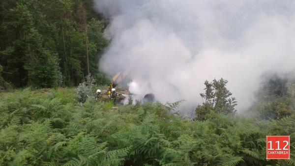 Bomberos del 112 extinguen un incendio en una máquina retroaraña en la collada de Carmona Bomberos del 112 extinguen un incendio en una máquina retroaraña en la collada de Carmona