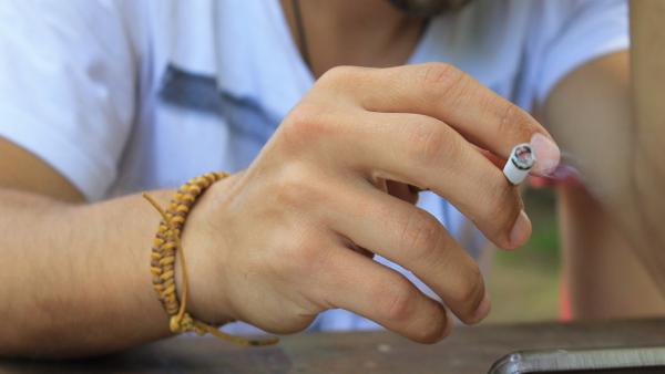 Sevilla.- Un estudio de OCU en diez locales con terrazas cerradas revela la 'permisividad' al tabaco en nueve de ellos