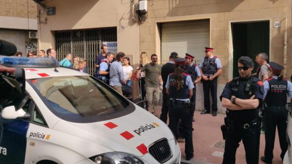 Mossos d´Esquadra con el detenido por el crimen de Mònica Borrás, su expareja Mossos d´Esquadra con el detenido por el crimen de Mònica Borrás, su expareja
