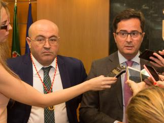 El concejal de Vox, Juan José Bonilla, junto al alcalde de El Ejido.