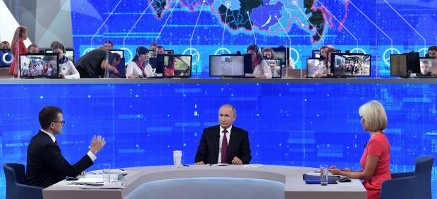 Vladimir Putin en su tradicional Línea Directa.