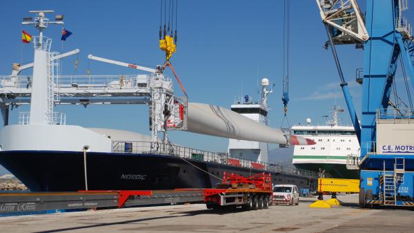 Granada.-Puertos.-Primer embarque por Motril de palas para aerogeneradores de mayores dimensiones fabricadas en España Granada.-Puertos.-Primer embarque por Motril de palas para aerogeneradores de mayores dimensiones fabricadas en España