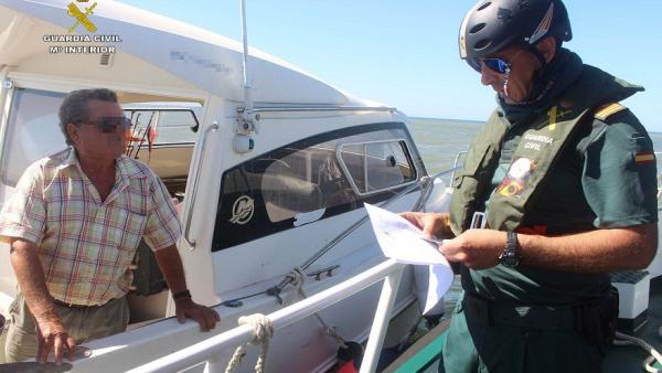 La Guardia Civil realiza una campaña informativa en embarcaciones. La Guardia Civil realiza una campaña informativa en embarcaciones.