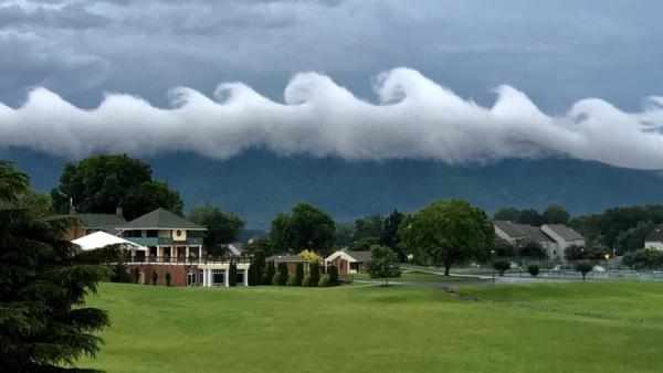 Nubes en forma de ola por la inestabilidad Kelvin-Helmholtz Nubes en forma de ola por la inestabilidad Kelvin-Helmholtz