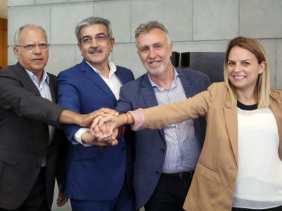 El próximo presidente de Canarias, el socialista Ángel Víctor Torres, con sus socios de Podemos, Nueva Canarias y Agrupación Socialista Gomera.