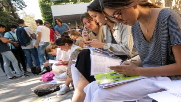 Arranca la selectividad en Galicia con los nervios del primer momento y 'absoluta normalidad' Arranca la selectividad en Galicia con los nervios del primer momento y 'absoluta normalidad'