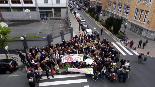 AMPAs y alumnos se manifiestan en Bilbao en protesta por el proyecto del Obispado en Abando AMPAs y alumnos se manifiestan en Bilbao en protesta por el proyecto del Obispado en Abando