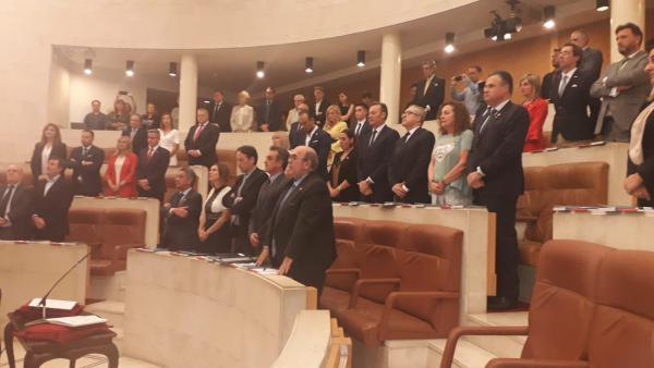 La constitución del Parlamento arranca con un minuto de silencio en recuerdo a De la Sierra La constitución del Parlamento arranca con un minuto de silencio en recuerdo a De la Sierra
