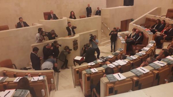 El presidente del Parlamento inicia este viernes la ronda de consultas para la investidura del jefe del Ejecutivo El presidente del Parlamento inicia este viernes la ronda de consultas para la investidura del jefe del Ejecutivo