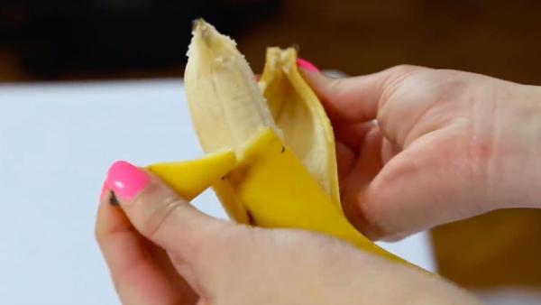 La forma correcta de pelar un plátano La forma correcta de pelar un plátano
