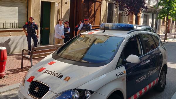 Los Mossos registran la casa del detenido por el asesinato de la mujer de Terrasa. Los Mossos registran la casa del detenido por el asesinato de la mujer de Terrasa.