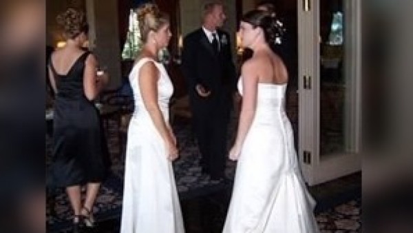 Amy y su suegra iban vestidas igual en el día de su boda Amy y su suegra iban vestidas igual en el día de su boda