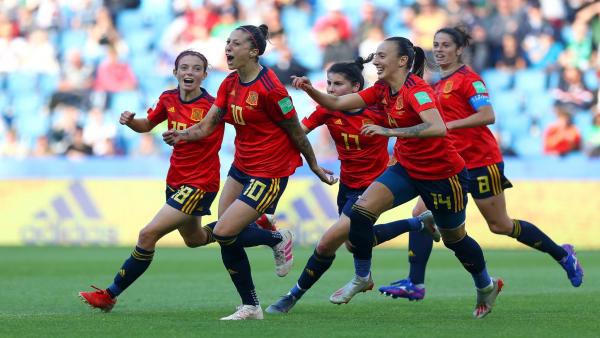 Jenni Hermoso celebra un doblete con la selección española femenina Jenni Hermoso celebra un doblete con la selección española femenina