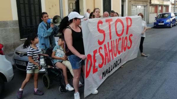 Imagen de una proteta de Stop Desahucios ante un lanzamiento hipotecario en Palma. Imagen de una proteta de Stop Desahucios ante un lanzamiento hipotecario en Palma.