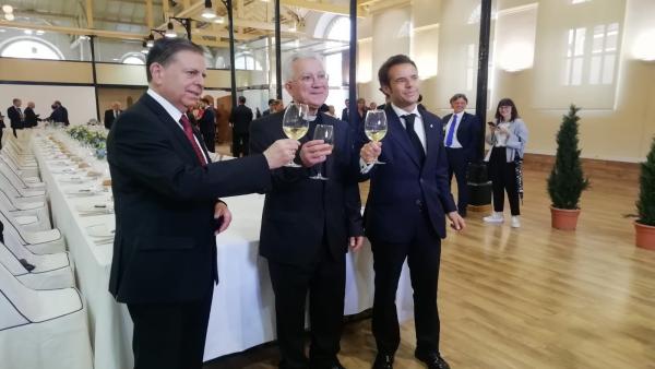 El ayuntamiento recupera la invitación al Cabildo de la degustación de las fresas. El ayuntamiento recupera la invitación al Cabildo de la degustación de las fresas.