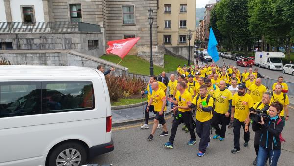 Los trabajadores de Alcoa llegan a la Plaza de España de Oviedo en su marcha hacia Madrid. Los trabajadores de Alcoa llegan a la Plaza de España de Oviedo en su marcha hacia Madrid.