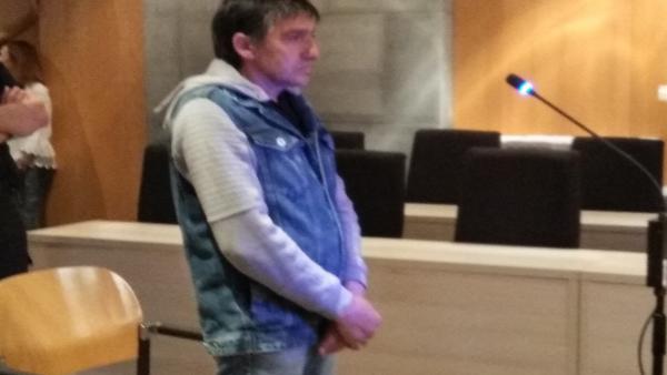 El acusado de asesinar a un médico en Grado en el juzgado. El acusado de asesinar a un médico en Grado en el juzgado.