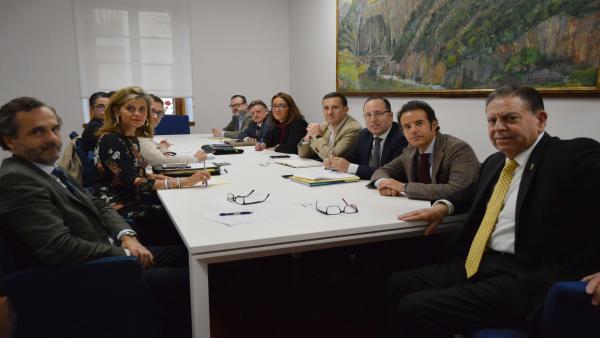 Primera reunión de la Junta de Gobierno del Ayuntmaiento de Oviedo, presidida por el Alcalde, Alfredo Canteli. En la imagen figuran además el primer Teniente de Alcalde y concejal de Urbanismo, Medio Ambiente, Infraestructuras y Distritos, Nacho Cuesta; e Primera reunión de la Junta de Gobierno del Ayuntmaiento de Oviedo, presidida por el Alcalde, Alfredo Canteli. En la imagen figuran además el primer Teniente de Alcalde y concejal de Urbanismo, Medio Ambiente, Infraestructuras y Distritos, Nacho Cuesta; e