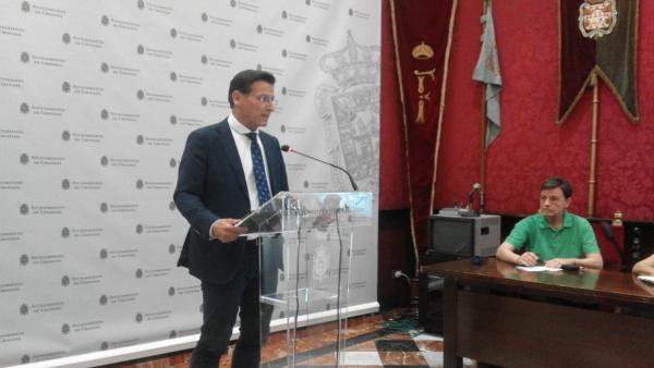 El alcalde de Granada, Luis Salvador, atiende a los medios El alcalde de Granada, Luis Salvador, atiende a los medios