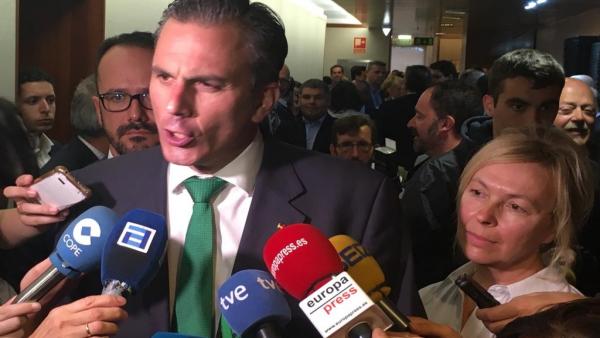 El secretario general de Vox, Javier Ortega Smith, atiende a los medios en Oviedo, tras la sesión constitutiva de la Junta General del Principado de Asturias, acompañado de los diputados Ignacio Blanco y Sara Concepción Álvarez Rouco. El secretario general de Vox, Javier Ortega Smith, atiende a los medios en Oviedo, tras la sesión constitutiva de la Junta General del Principado de Asturias, acompañado de los diputados Ignacio Blanco y Sara Concepción Álvarez Rouco.