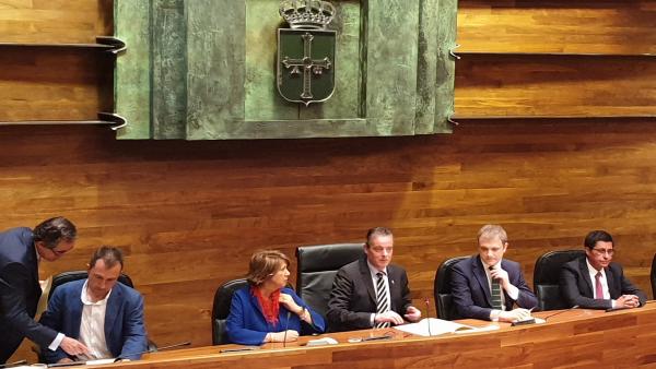 El presidente de la Junta General, Marcelino Marcos Líndez, y el resto de la Mesa de la Cámara El presidente de la Junta General, Marcelino Marcos Líndez, y el resto de la Mesa de la Cámara