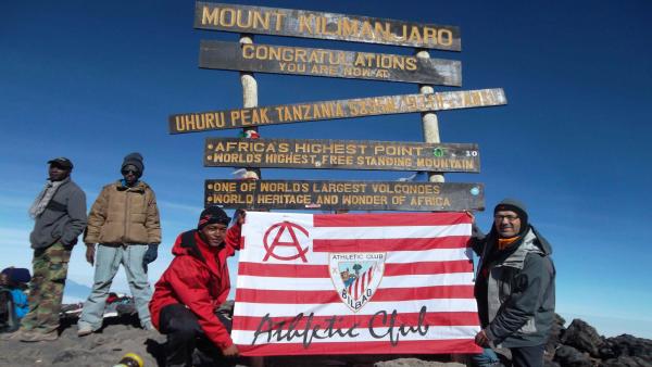 Bandera del Athletic en la cumbre del Kilimanjaro Bandera del Athletic en la cumbre del Kilimanjaro