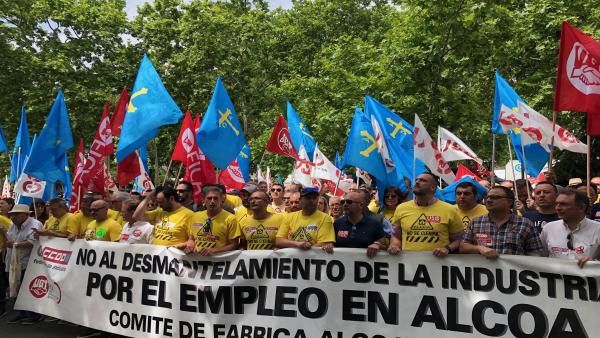 El comité de fábrica Alcoa de Avilés, manifestándose en la puerta del Ministerio de Industria. El comité de fábrica Alcoa de Avilés, manifestándose en la puerta del Ministerio de Industria.