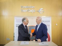 José Luis Rodrigo, de Fundación Ibercaja, y Fernando Galdámez, de Fundación Federico Ozanam, suscriben un convenio