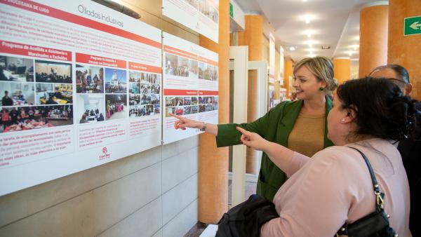 La conselleira de Política Social, Fabiola García, en la inauguración de una exposición sobre las actividades que realiza Cáritas. La conselleira de Política Social, Fabiola García, en la inauguración de una exposición sobre las actividades que realiza Cáritas.