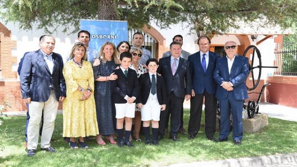 Page participa en Tomelloso en el homenaje que se ha brindado al empresario del sector vitivinícola Pepe Raya y visita Osborne Page participa en Tomelloso en el homenaje que se ha brindado al empresario del sector vitivinícola Pepe Raya y visita Osborne