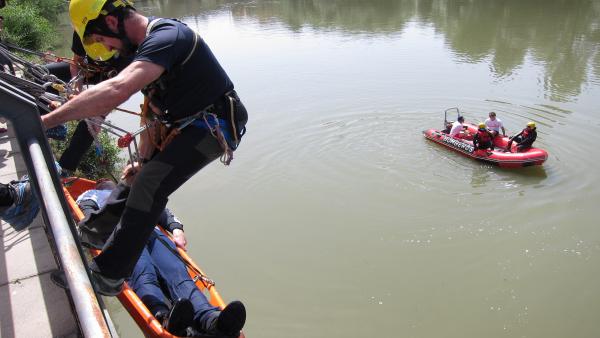 Los bomberos de Logroño han realizado este jueves un simulacro de rescate en el río Ebro, a la altura de la Casa de las Ciencias, en el que han trabajado de manera conjunta los grupos de rescate acuático y de altura Los bomberos de Logroño han realizado este jueves un simulacro de rescate en el río Ebro, a la altura de la Casa de las Ciencias, en el que han trabajado de manera conjunta los grupos de rescate acuático y de altura