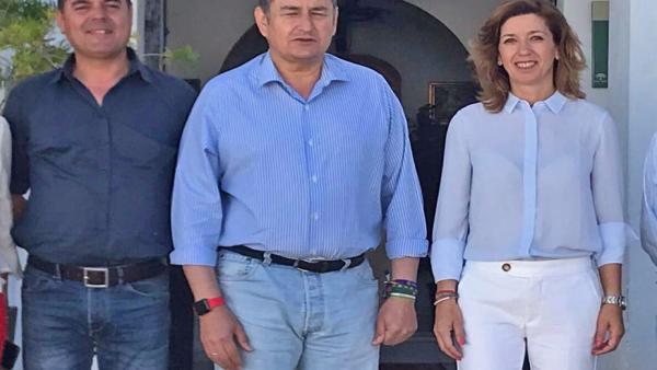 El viceconsejero de Presidencia, Administración Pública e Interior de la Junta de Andalucía, Antonio Sanz, se reúne con la alcaldesa de Benaocaz, Ana Belén García El viceconsejero de Presidencia, Administración Pública e Interior de la Junta de Andalucía, Antonio Sanz, se reúne con la alcaldesa de Benaocaz, Ana Belén García