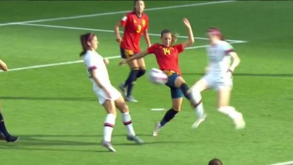 Penalti de Virginia Torrecilla a Lavelle Penalti de Virginia Torrecilla a Lavelle