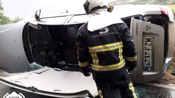 Un bombero frente al coche siniestrado en Venta de la Rana, en Villaviciosa. Un bombero frente al coche siniestrado en Venta de la Rana, en Villaviciosa.