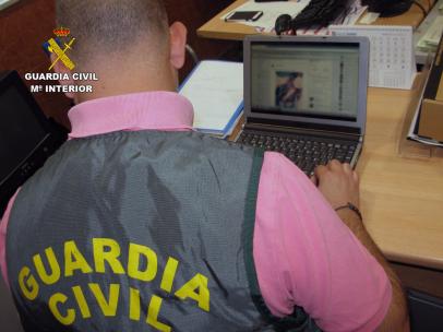 Un agente de la Guardia Civil, durante la investigación