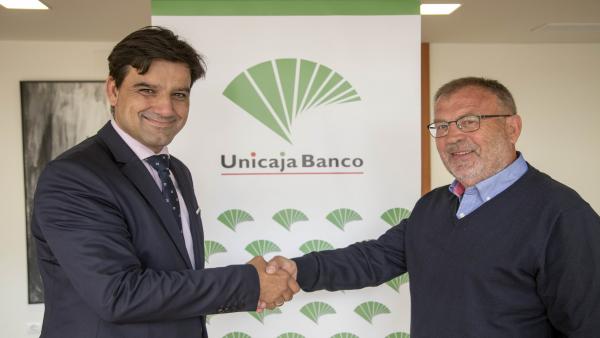 Unicaja Banco financia la primera fase del Canal de La Armuña para convertir en regadío 6.600 hectáreas Unicaja Banco financia la primera fase del Canal de La Armuña para convertir en regadío 6.600 hectáreas