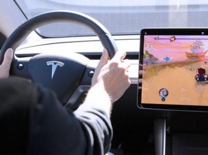 Videoconsolas en el coche: la medida de Tesla mientras se carga el coche eléctrico.